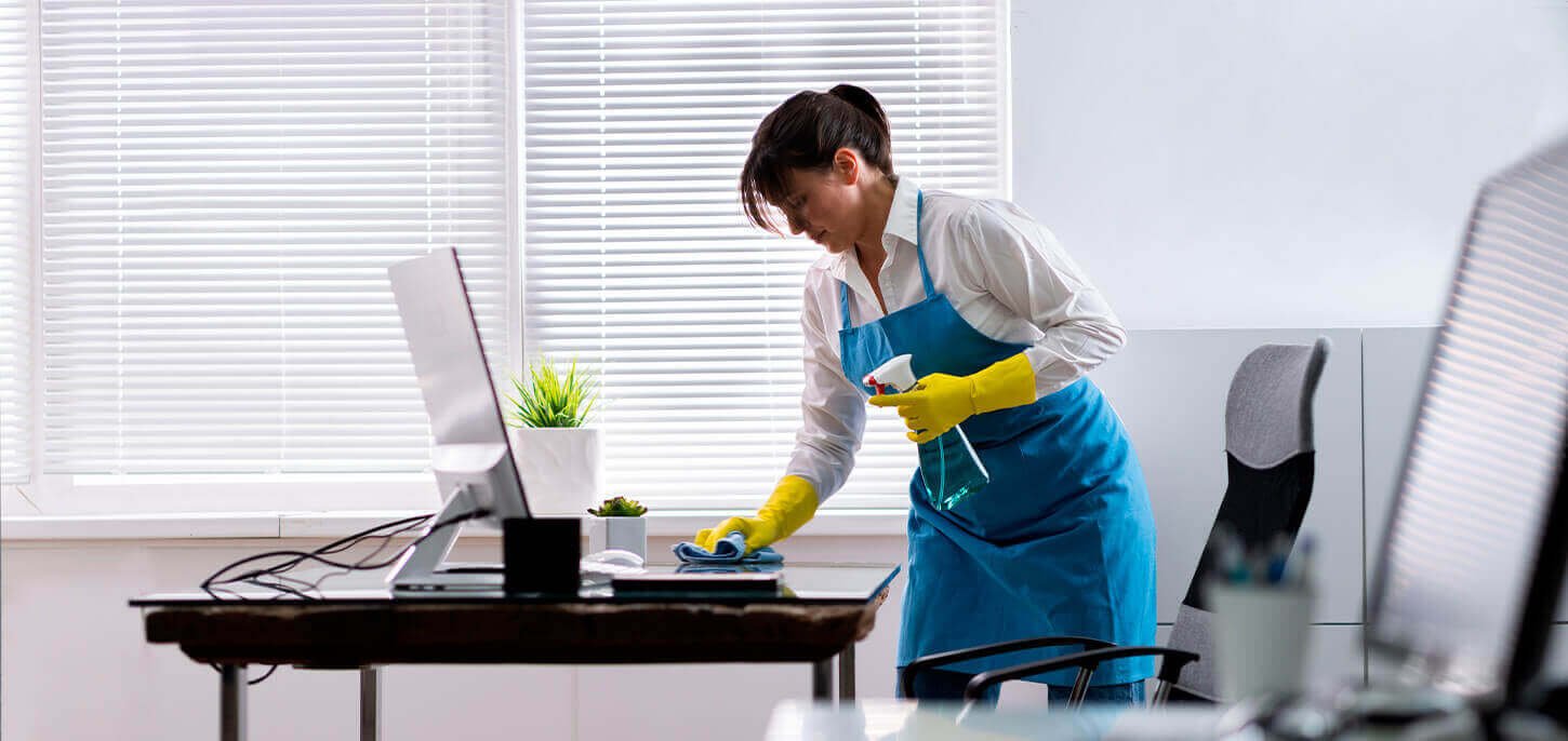 persona limpiando ofician persona limpiando ofician